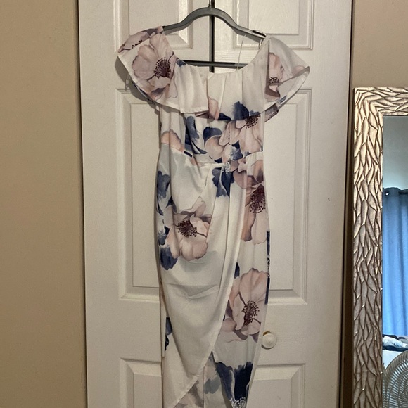Off the shoulder beautiful dress. - Picture 1 of 4